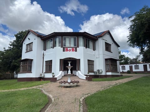 Property building, Facade/entrance, Day, Garden, Garden view