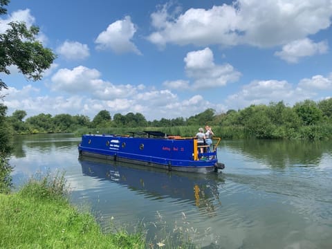 Narrowboat stay or Moving Holiday Abingdon On Thames DIFFERENT RATES APPLY ENSURE CORRECT RATE SELECTED Docked boat in South Oxfordshire District