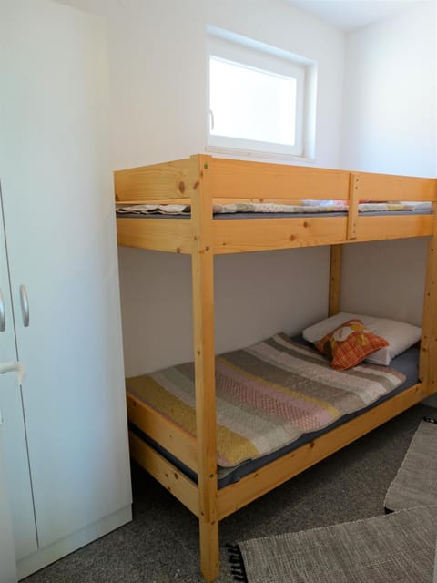 Bedroom, bunk bed