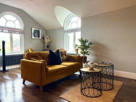 TV and multimedia, Living room, Seating area, City view