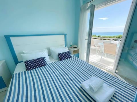 Bed, Balcony/Terrace, Photo of the whole room, Bedroom, Sea view