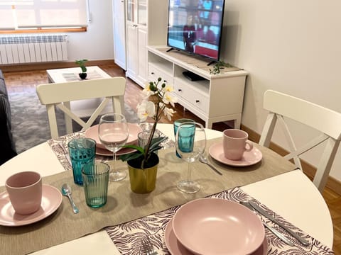 TV and multimedia, Living room, Seating area, Dining area