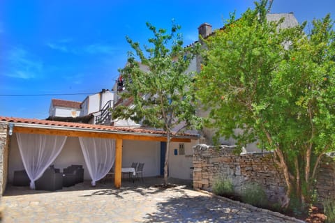 Property building, Patio, Facade/entrance