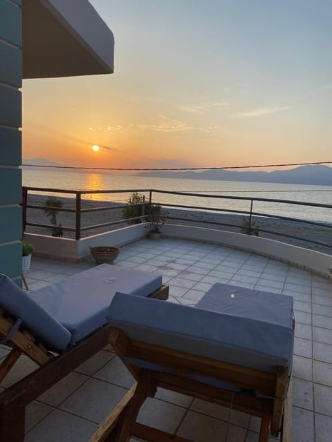 Balcony/Terrace, Seating area, Sea view, Sunrise, sunbed