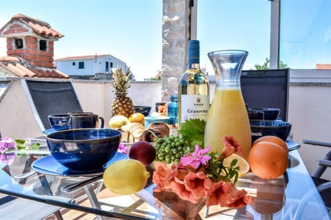 Balcony/Terrace, Food and drinks