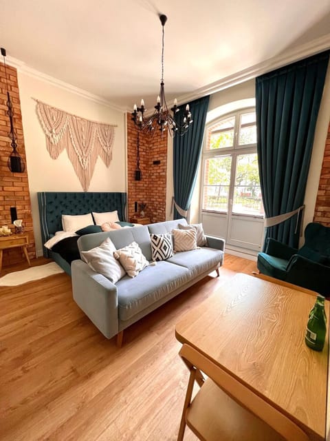 Photo of the whole room, Seating area
