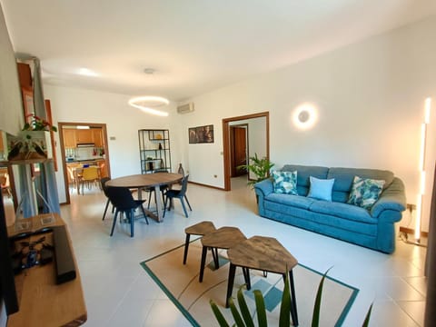 Communal lounge/ TV room, TV and multimedia, Living room, Seating area, Dining area