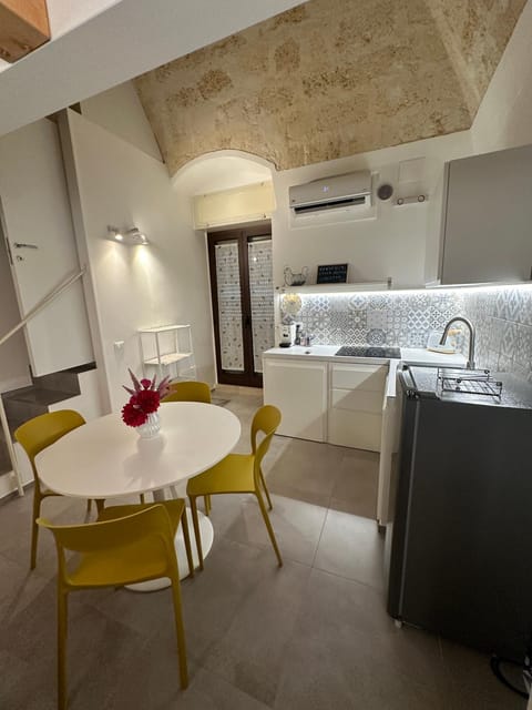 Kitchen or kitchenette, Seating area, Dining area