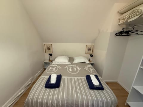 Bed, Photo of the whole room, towels, wardrobe, air conditioner