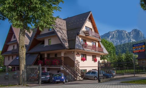 Property building, Mountain view, Location, Parking