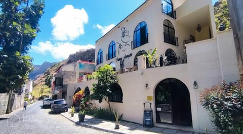 Property building, Balcony/Terrace, Street view, Location