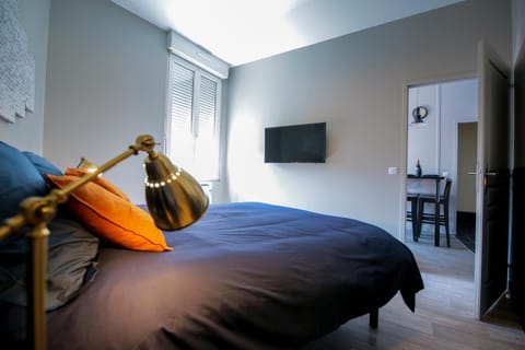 Photo of the whole room, Bedroom