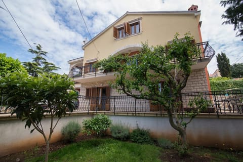 Location, children, Family
