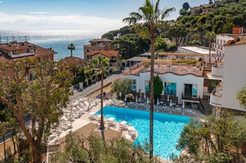 Restaurant/places to eat, Landmark view, Swimming pool