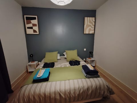 Bed, Photo of the whole room, Bedroom, towels