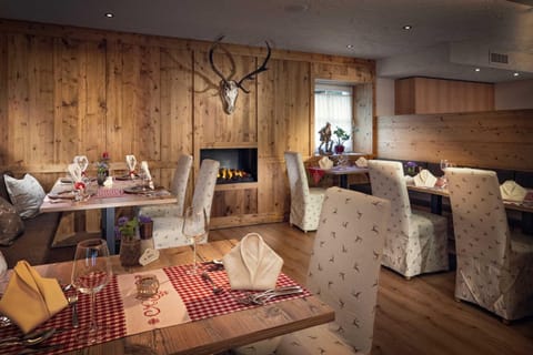 Restaurant/places to eat, Food and drinks, Dining area