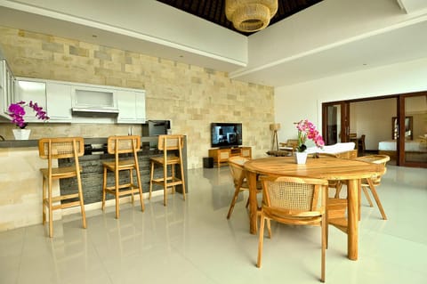 Kitchen or kitchenette, Dining area, kitchen