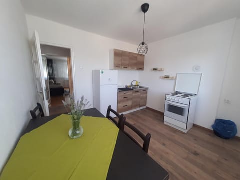 Dining area, kitchen