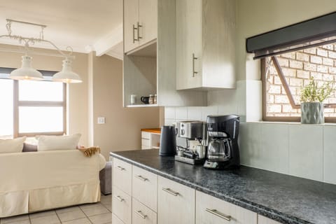 Coffee/tea facilities, Kitchen or kitchenette, Living room, Seating area, dishwasher, minibar, pet friendly, stove, toaster