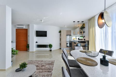 TV and multimedia, Kitchen or kitchenette, Living room, Seating area, Dining area, Evening entertainment, oven, air conditioner