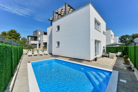 Property building, Day, Pool view, Swimming pool, sunbed
