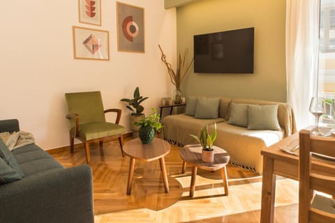Communal lounge/ TV room, TV and multimedia, Living room, Seating area, Dining area