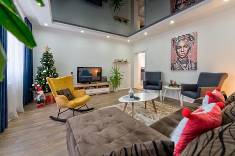 Communal lounge/ TV room, TV and multimedia, Living room, Seating area, Evening entertainment