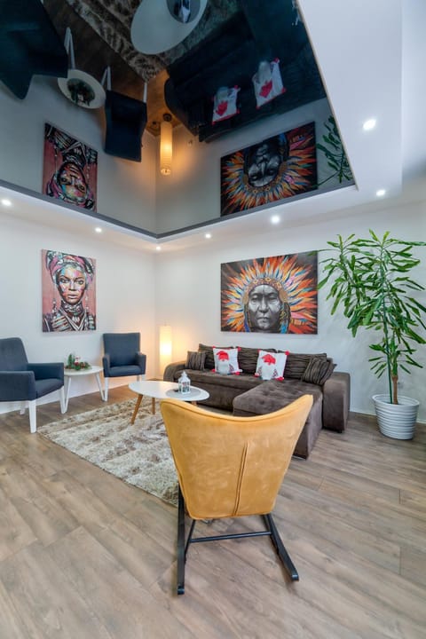 Living room, Seating area