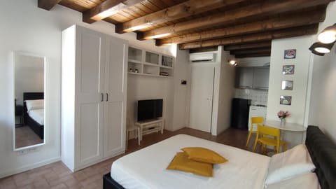 Bed, TV and multimedia, Photo of the whole room, Dining area, Bedroom, wardrobe, air conditioner