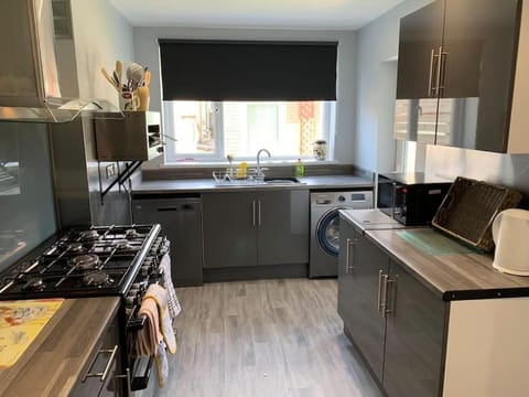 Heather Glen. Six bedroom home near the sea. House in Blackpool