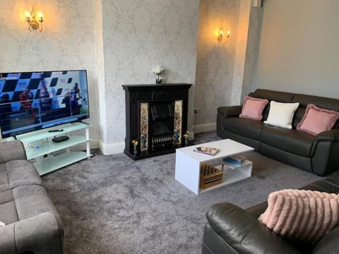 Heather Glen. Six bedroom home near the sea. House in Blackpool