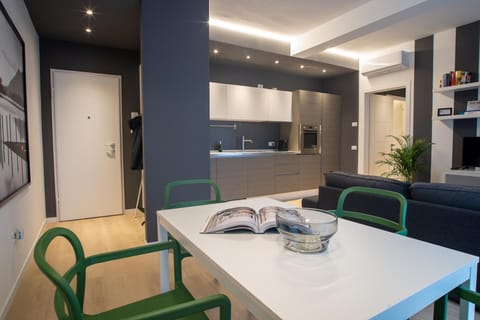 Kitchen or kitchenette, Living room, Seating area, Dining area