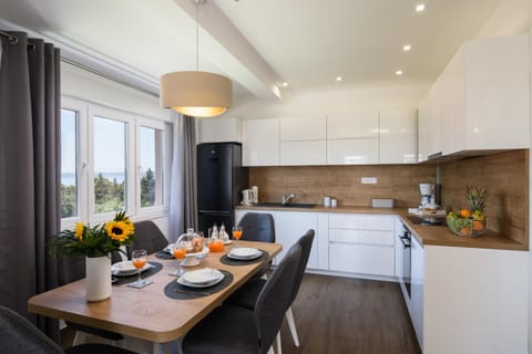 Kitchen or kitchenette, Dining area