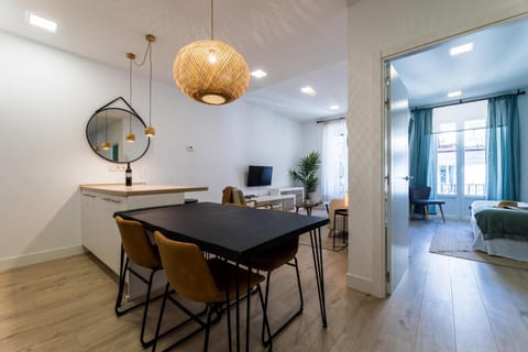 TV and multimedia, Kitchen or kitchenette, Living room, Seating area, Dining area