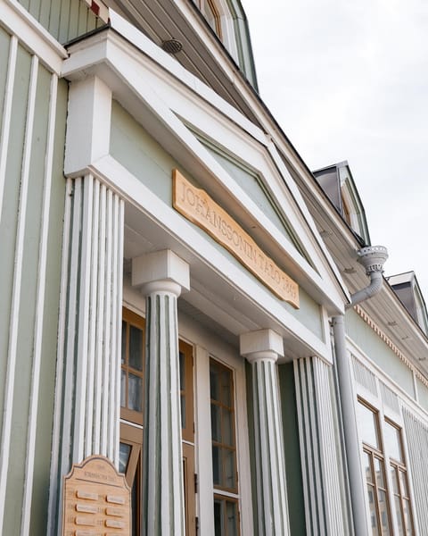 Property building, Facade/entrance, Day