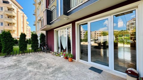 Patio, Facade/entrance