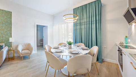Kitchen or kitchenette, Living room, Seating area, Dining area