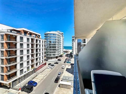 Property building, Day, Neighbourhood, Natural landscape, View (from property/room), Balcony/Terrace, City view, Sea view, Street view, Location, Parking
