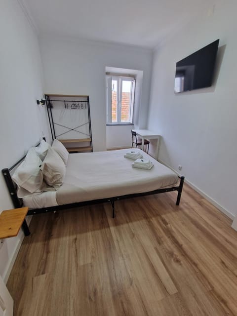 Bed, TV and multimedia, Bedroom