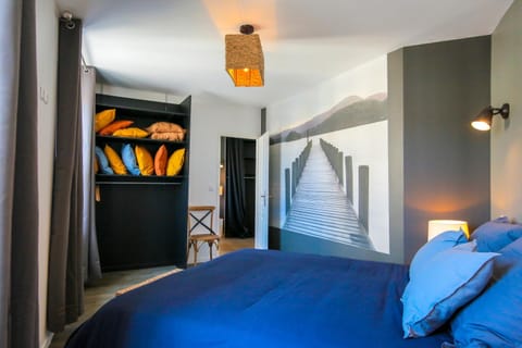 Photo of the whole room, Bedroom