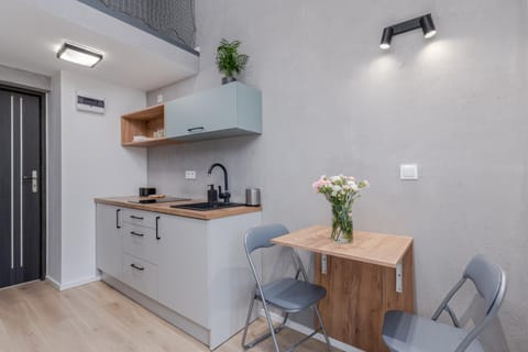 Coffee/tea facilities, Kitchen or kitchenette, Dining area, stove
