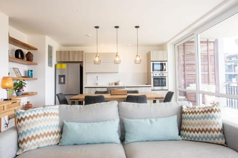 Kitchen or kitchenette, Seating area, Dining area