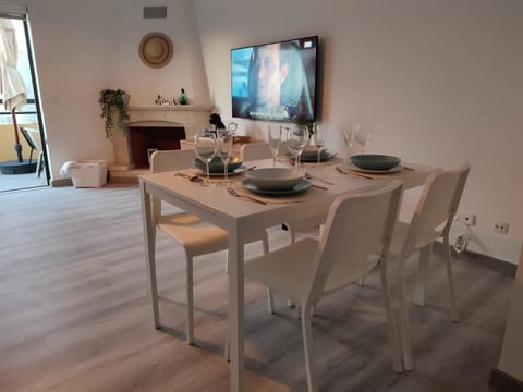 TV and multimedia, Living room, Seating area, Dining area