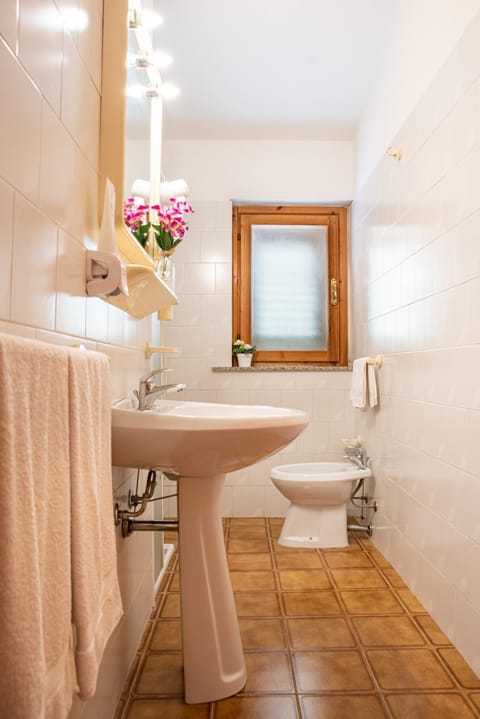 Toilet, Bathroom, bidet, towels