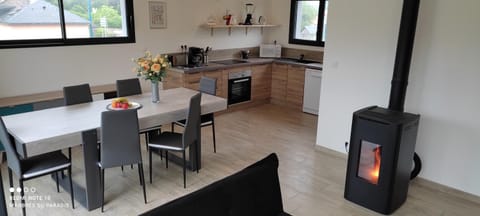 Kitchen or kitchenette, Dining area