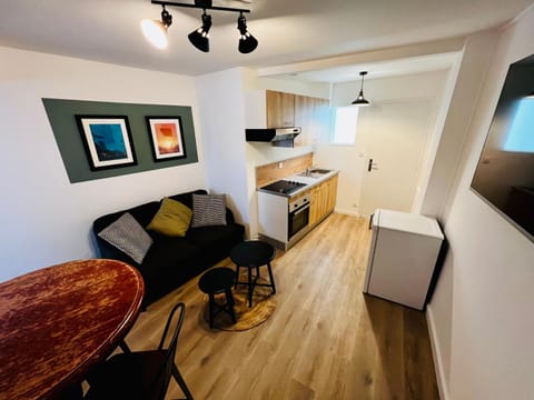 TV and multimedia, Kitchen or kitchenette, Living room, Seating area, Dining area