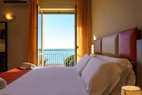 Photo of the whole room, Bedroom, Sea view