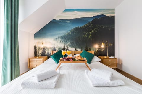 Bed, Natural landscape, Food and drinks, Photo of the whole room, Bedroom, Food, Mountain view, Drinks, towels