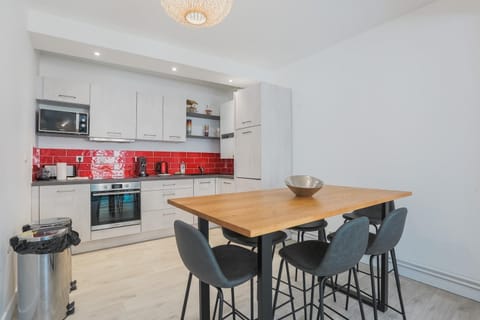 Kitchen or kitchenette, Dining area, minibar, pet friendly, stove, toaster