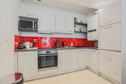 Coffee/tea facilities, Kitchen or kitchenette, stove